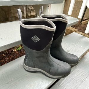 Muck boots size 10